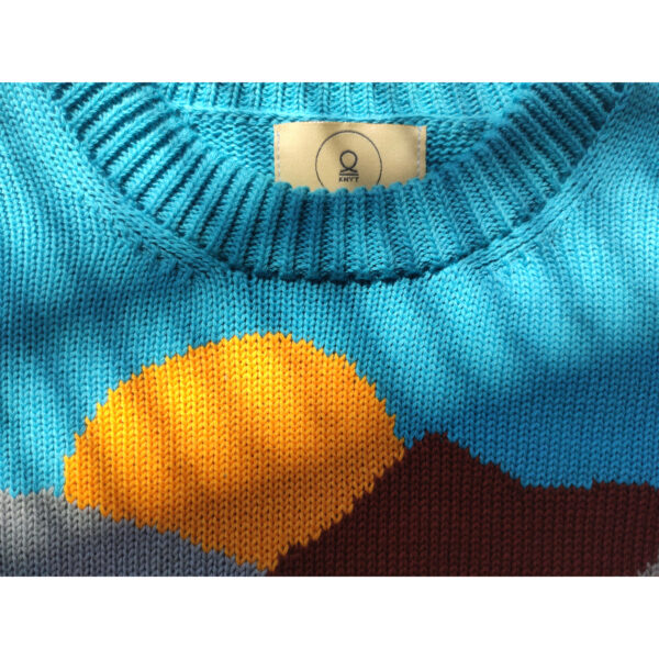 A close up shot of the neck band and the sun on the ''Nuuk'' landscape sweater.